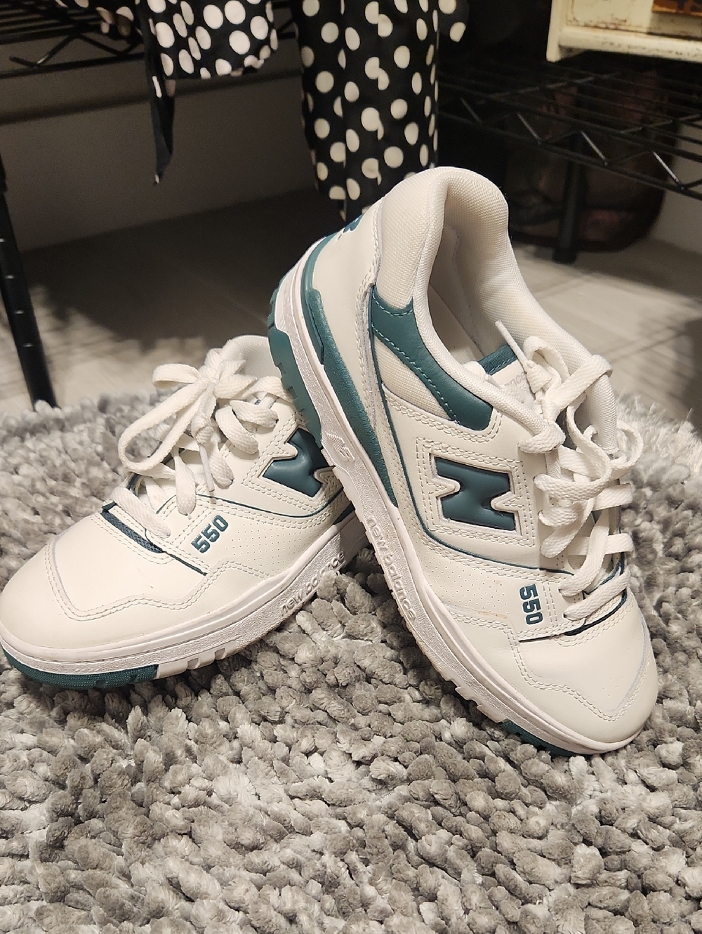Womens Sz 8, MENS SZ 6.5  New Balance White & Teal Low-Top Sneakers